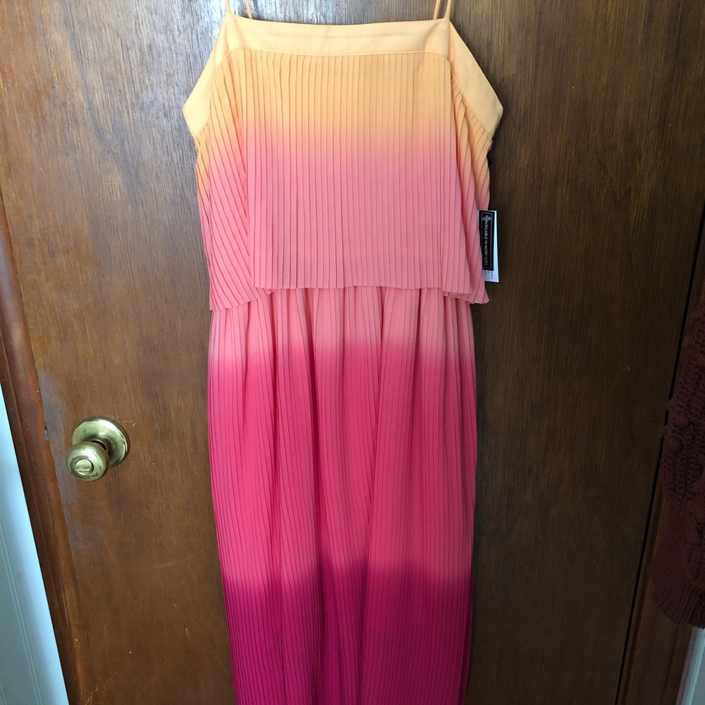 Ombré midi pleated dress. Flattering on any shape!
